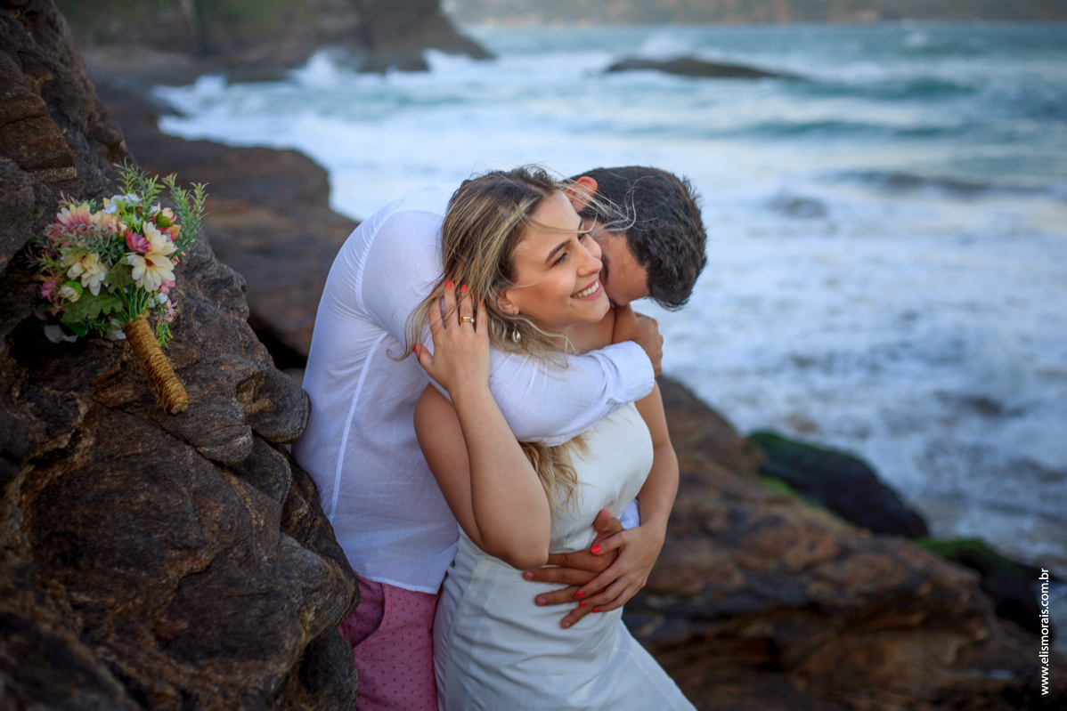 Foto dos noivos em Save the date na praia de tucuns em búzios RJ