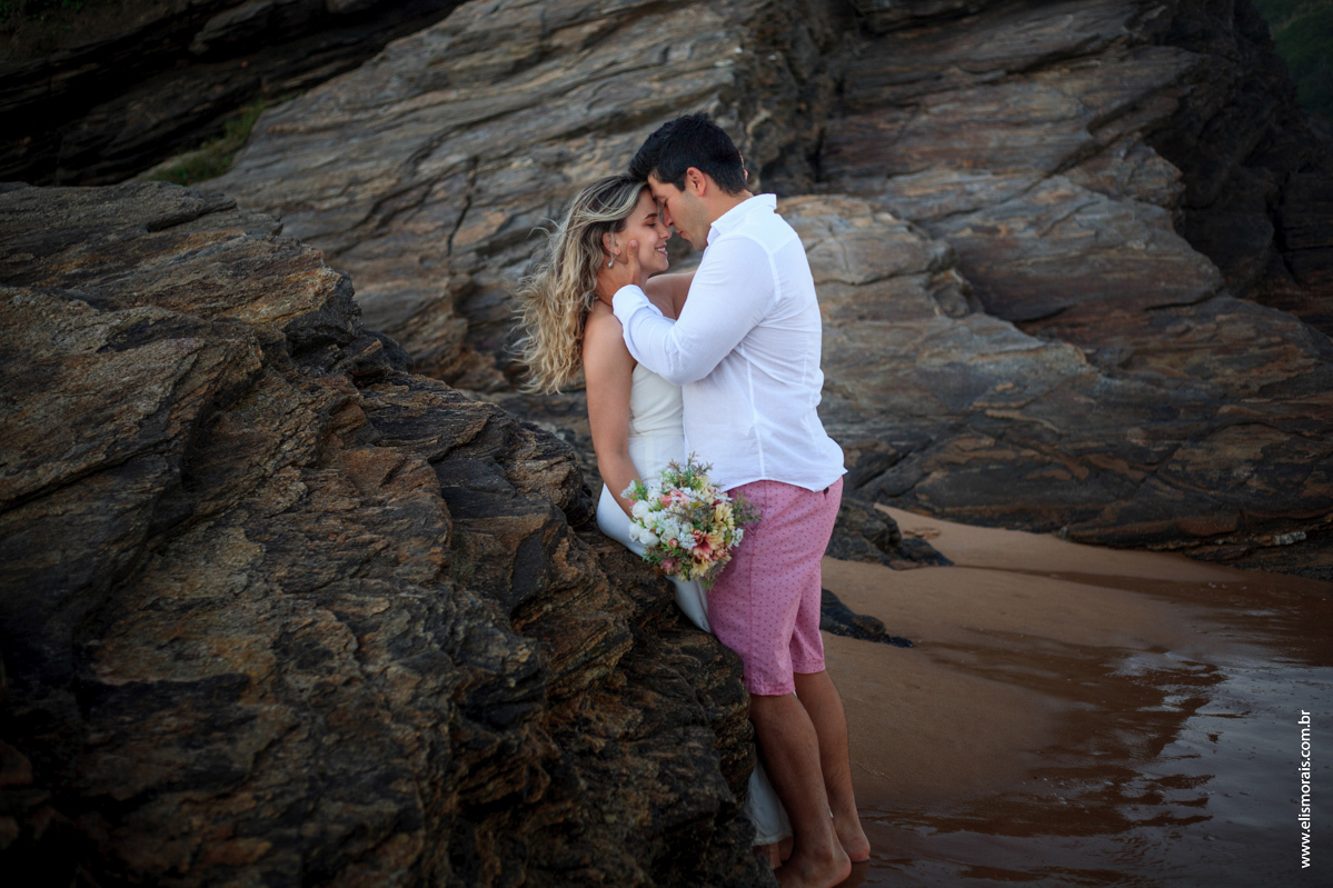 Foto dos noivos em Save the date na praia de tucuns em búzios RJ