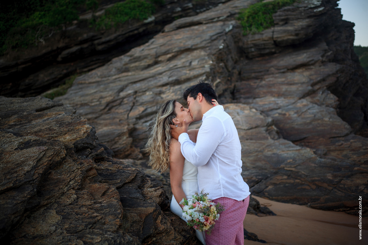 Foto dos noivos em Save the date na praia de tucuns em búzios RJ