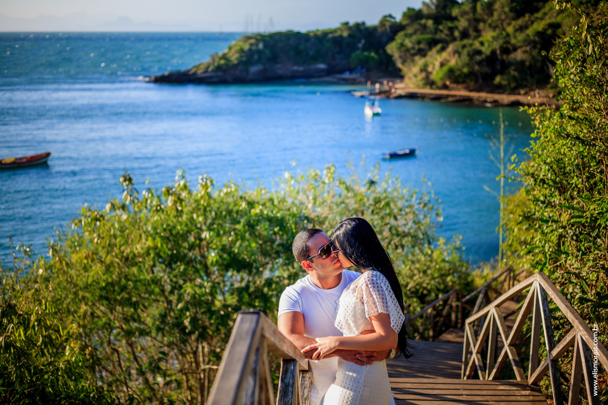 Ensaio fotográfico de casal pré wedding na praia Azeda no por do sol em Búzios - RJ