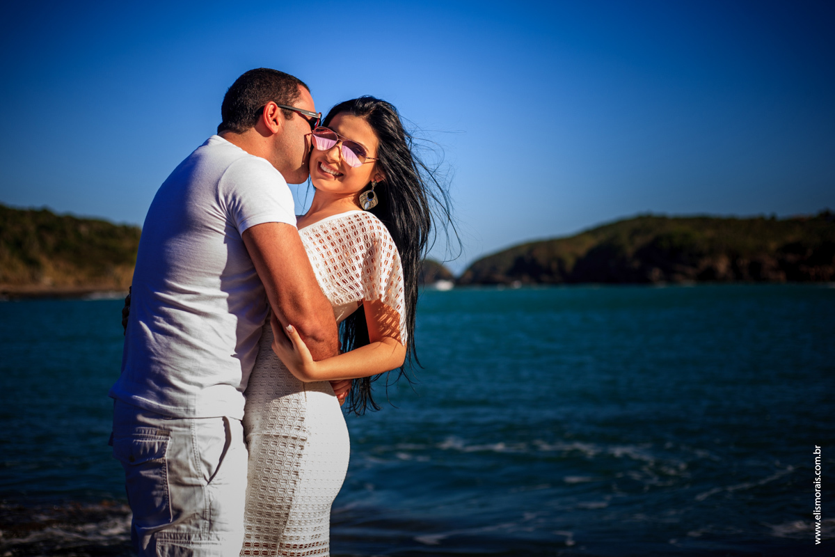 Ensaio fotográfico de casal pré wedding na praia do Forno no por do sol em Búzios - RJ