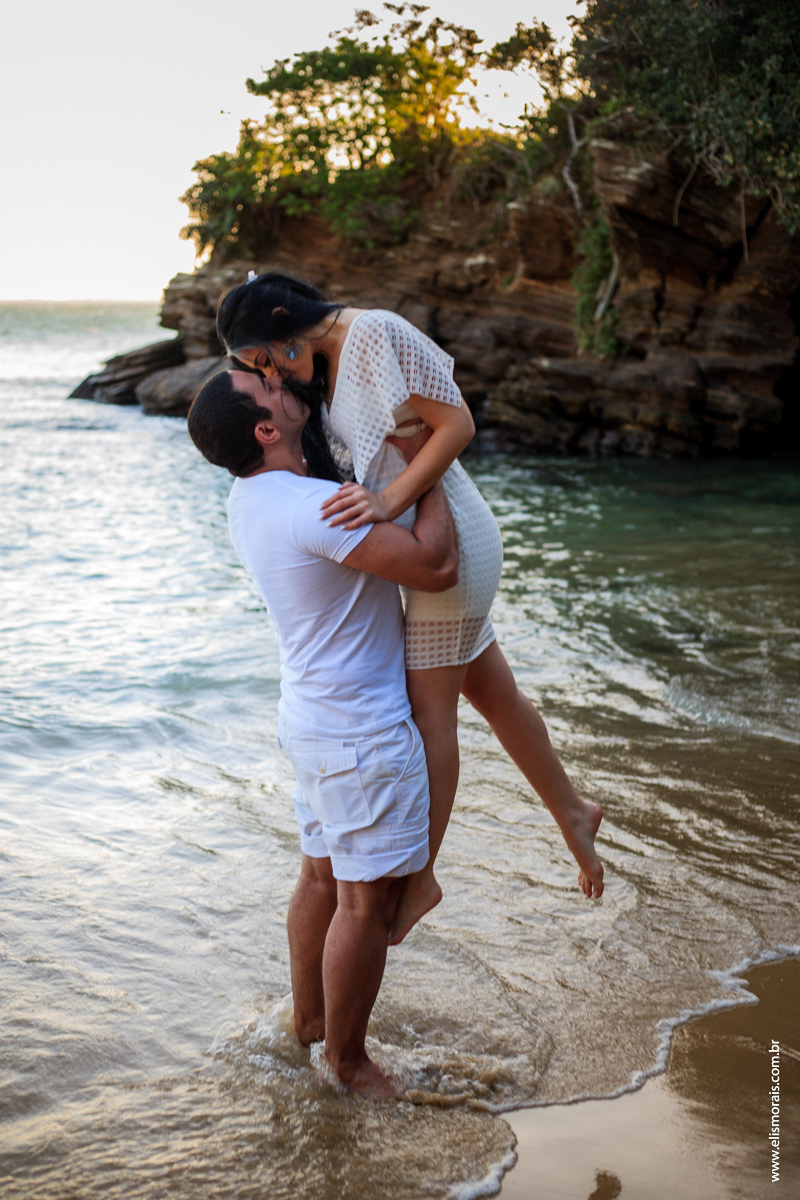 Ensaio fotográfico de casal pré wedding na praia Azeda no por do sol em Búzios - RJ