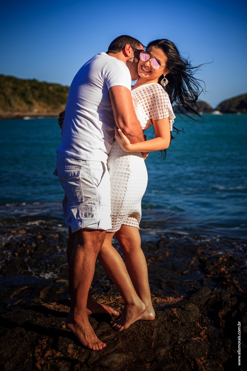 Ensaio fotográfico de casal pré wedding na praia do Forno no por do sol em Búzios - RJJ