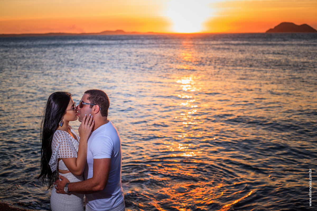 Ensaio fotográfico de casal pré wedding na praia Azeda no por do sol em Búzios - RJ