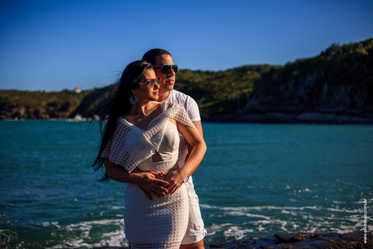 Ensaio fotográfico de casal pré wedding na praia do Forno no por do sol em Búzios - RJ