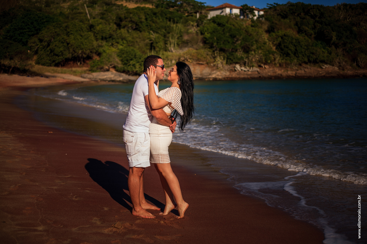 Ensaio fotográfico de casal pré wedding na praia do Forno no por do sol em Búzios - RJ