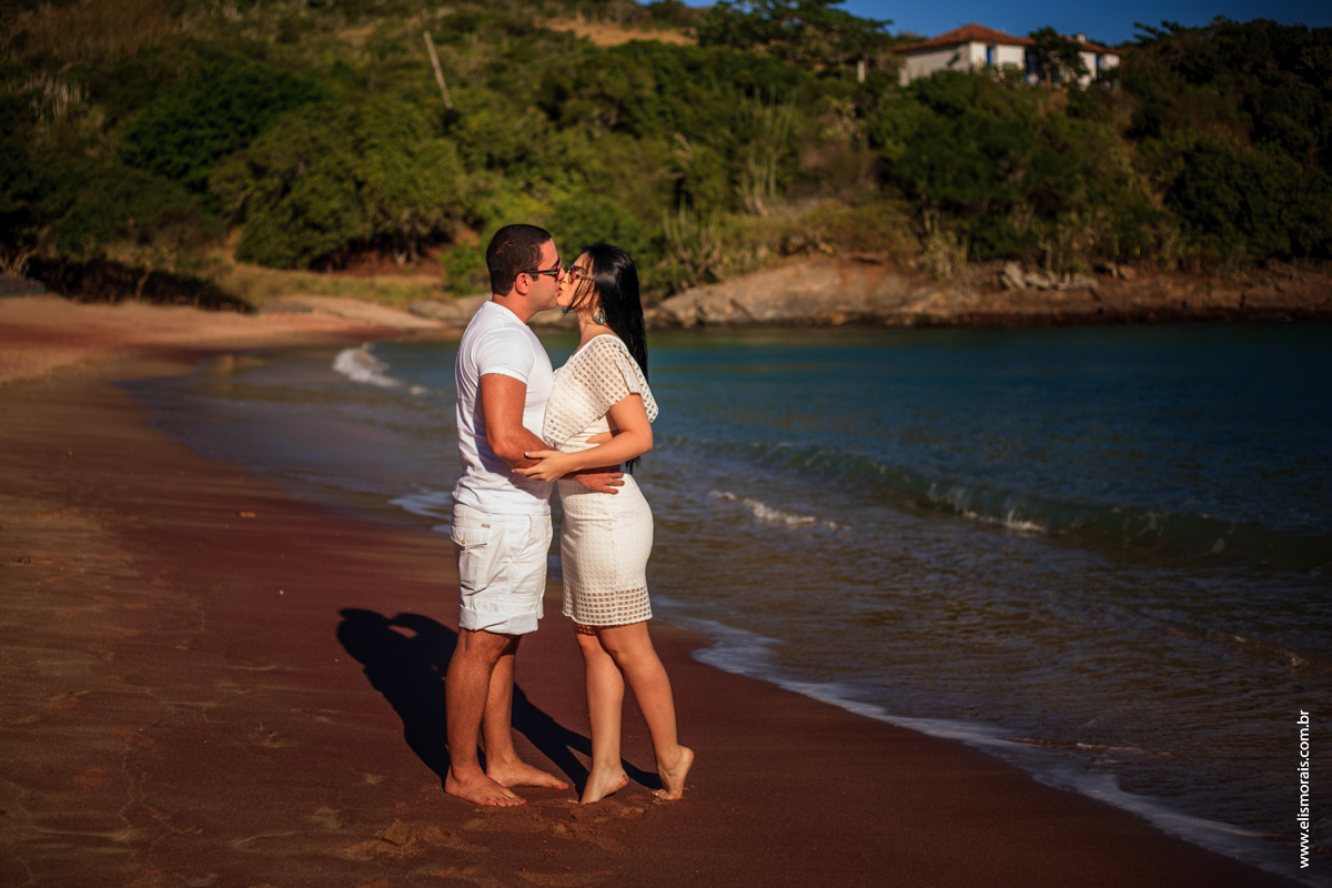 Ensaio fotográfico de casal pré wedding na praia do Forno no por do sol em Búzios - RJ