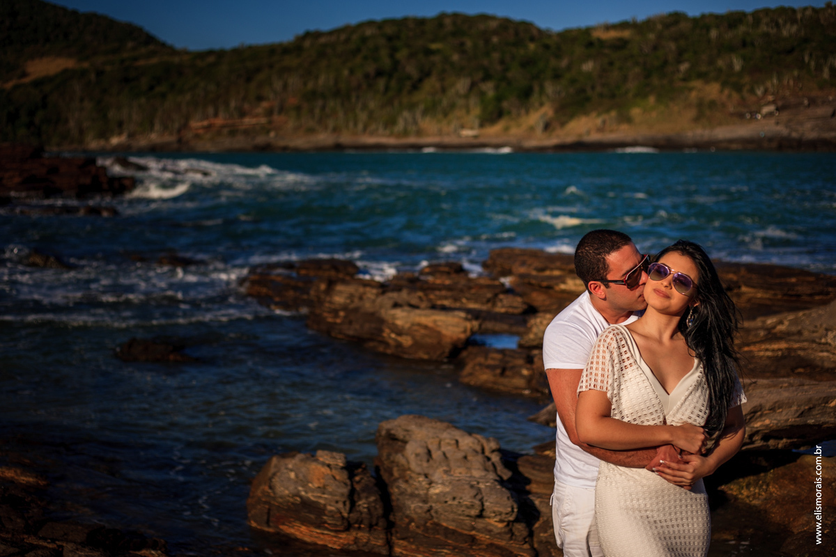 Ensaio fotográfico de casal pré wedding na praia do Forno no por do sol em Búzios - RJ