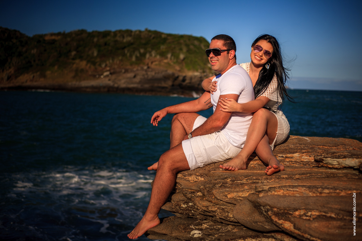 Ensaio fotográfico de casal pré wedding na praia do Forno no por do sol em Búzios - RJ