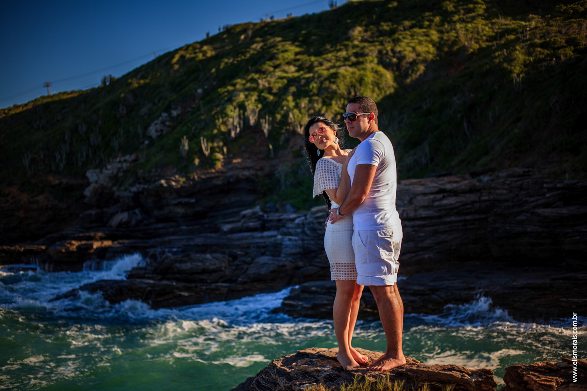 Ensaio fotográfico de casal pré wedding na praia do Forno no por do sol em Búzios - RJ