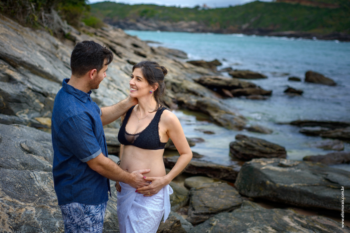 Ensaio Fotográfico de gestante na Praia do Forno em Búzios no Rio de Janeiro