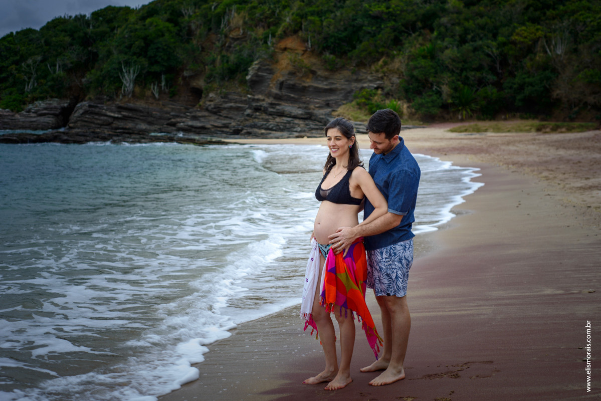 Ensaio Fotográfico de gestante na Praia do Forno em Búzios no Rio de Janeiro
