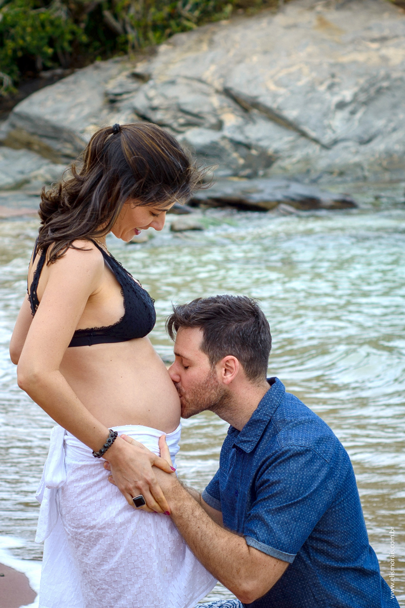 Ensaio Fotográfico de gestante na Praia do Forno em Búzios no Rio de Janeiro