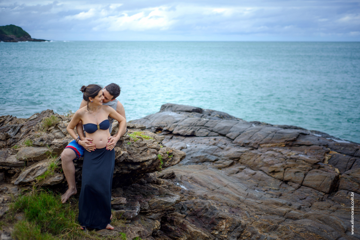 Ensaio Fotográfico de gestante na Praia Brava em Búzios no Rio de Janeiro