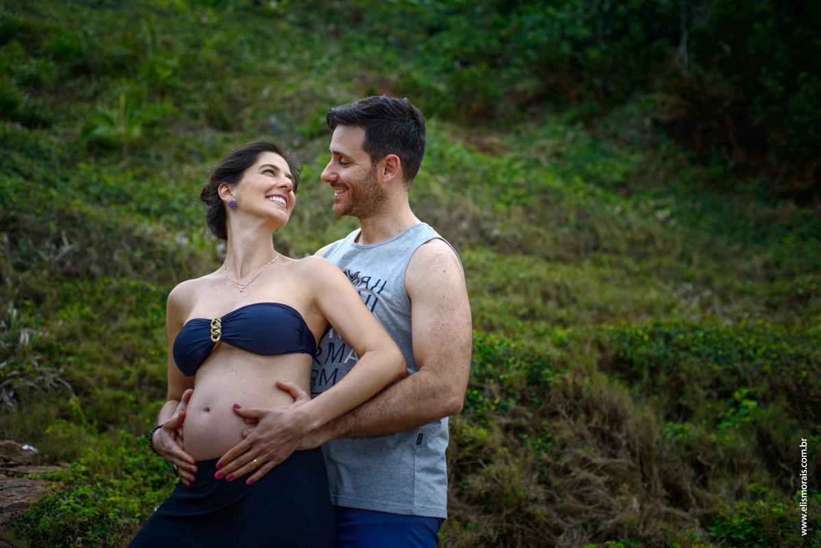 Ensaio Fotográfico de gestante na Praia Brava em Búzios no Rio de Janeiro