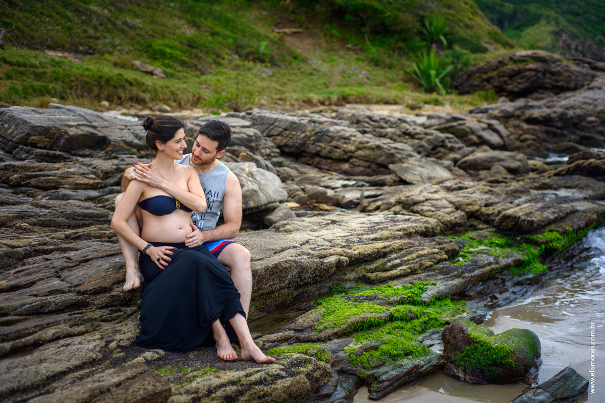 Ensaio Fotográfico de gestante na Praia Brava em Búzios no Rio de Janeiro