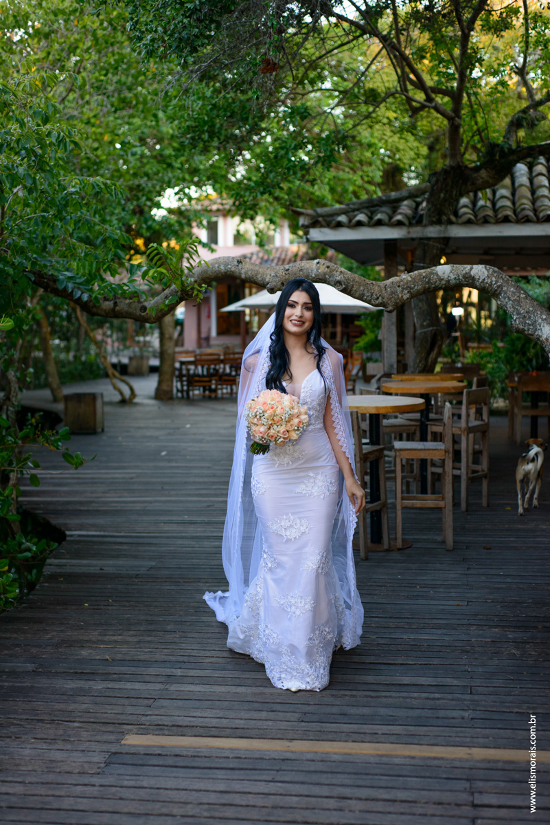 Foto da noiva no casamento no restaurante Dona Jô no Porto da Barra em Búzios