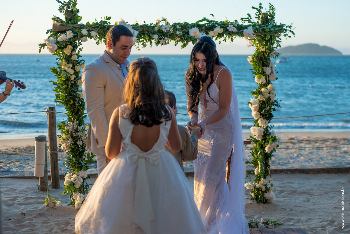 Foto do casamento no restaurante Dona Jô no Porto da Barra em Búzios