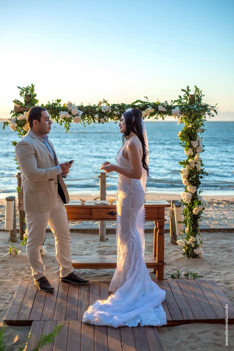 Foto dos noivos na troca de votos no casamento no restaurante Dona Jô no Porto da Barra em Búzios