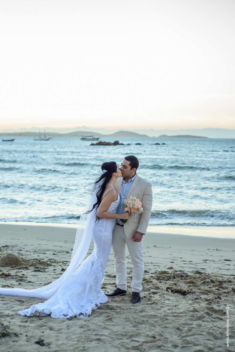 Foto do beijo dos noivos no casamento no restaurante Dona Jô no Porto da Barra em Búzios