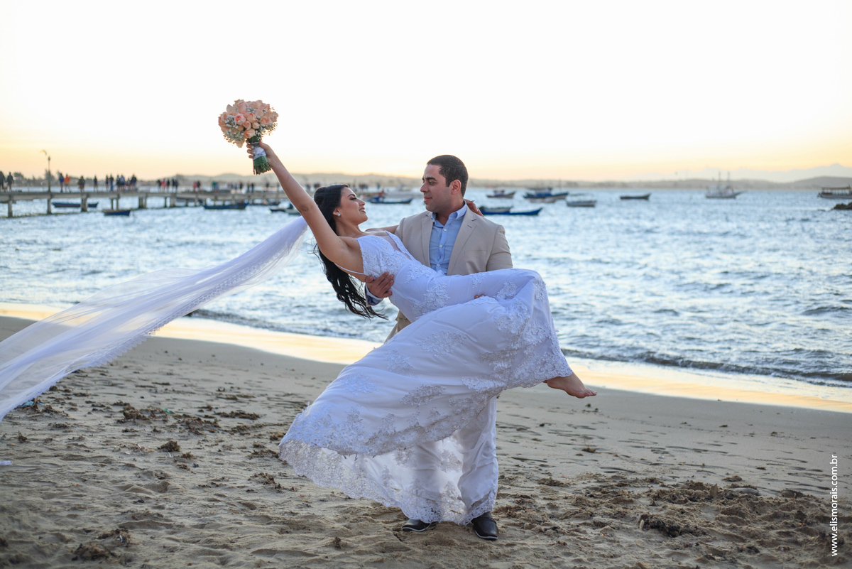 Foto dos noivos no casamento no restaurante Dona Jô no Porto da Barra em Búzios