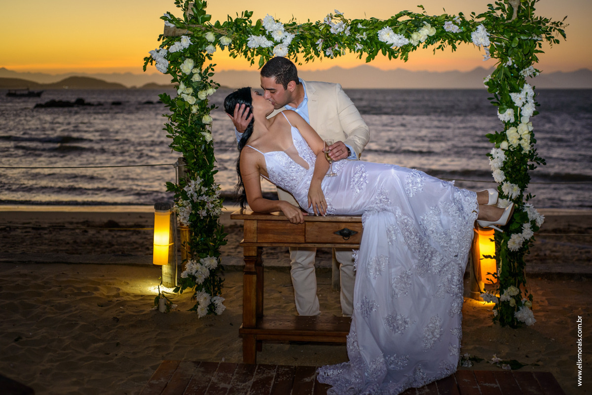 Foto dos noivos no casamento no restaurante Dona Jô no Porto da Barra em Búzios
