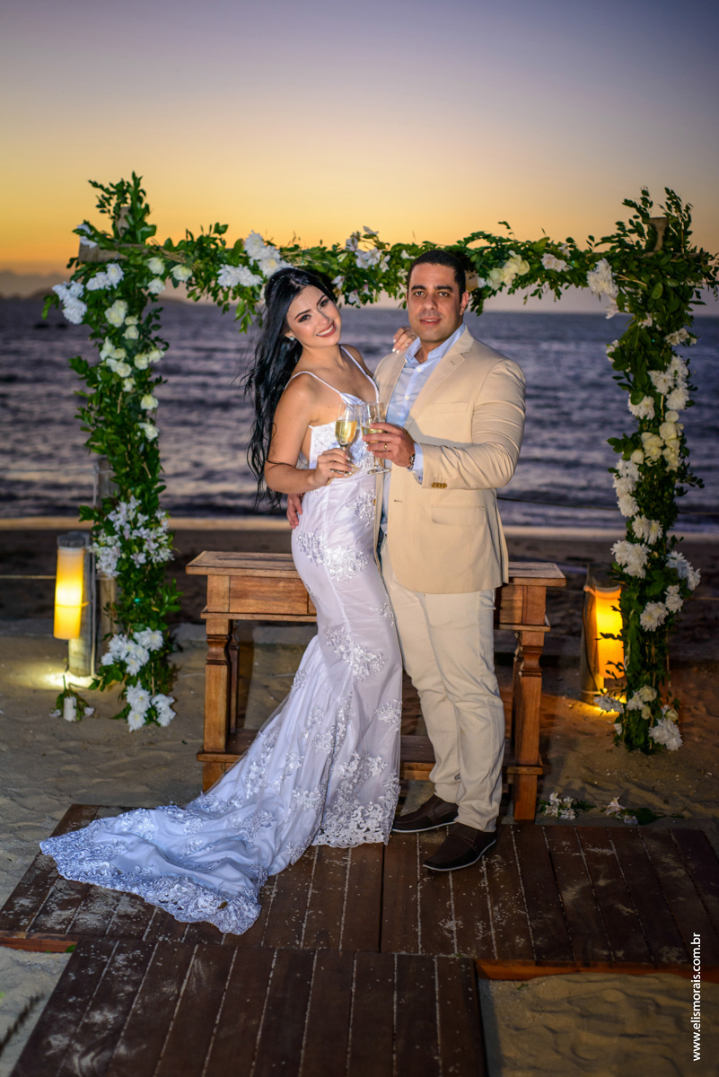 Foto dos noivos no casamento no restaurante Dona Jô no Porto da Barra em Búzios