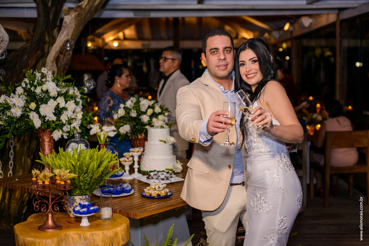 Brinde dos noivos  no casamento no restaurante Dona Jô no Porto da Barra em Búzios