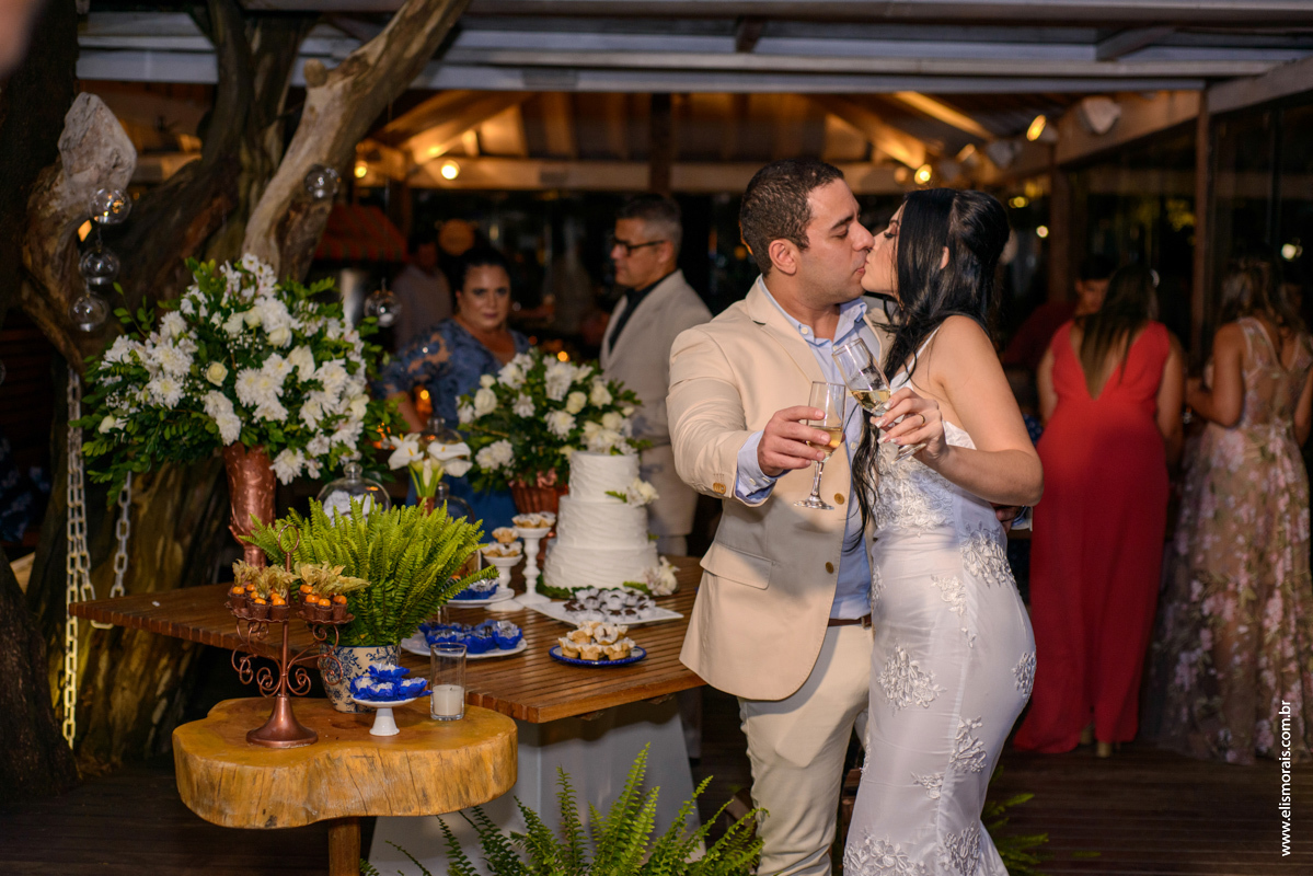 Brinde dos noivos  no casamento no restaurante Dona Jô no Porto da Barra em Búzios