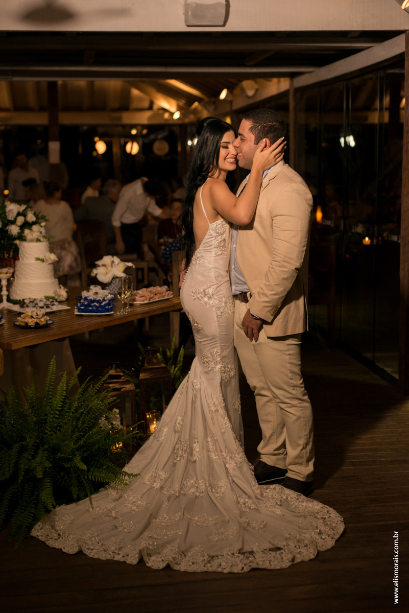 Foto dos noivos no casamento no restaurante Dona Jô no Porto da Barra em Búzios