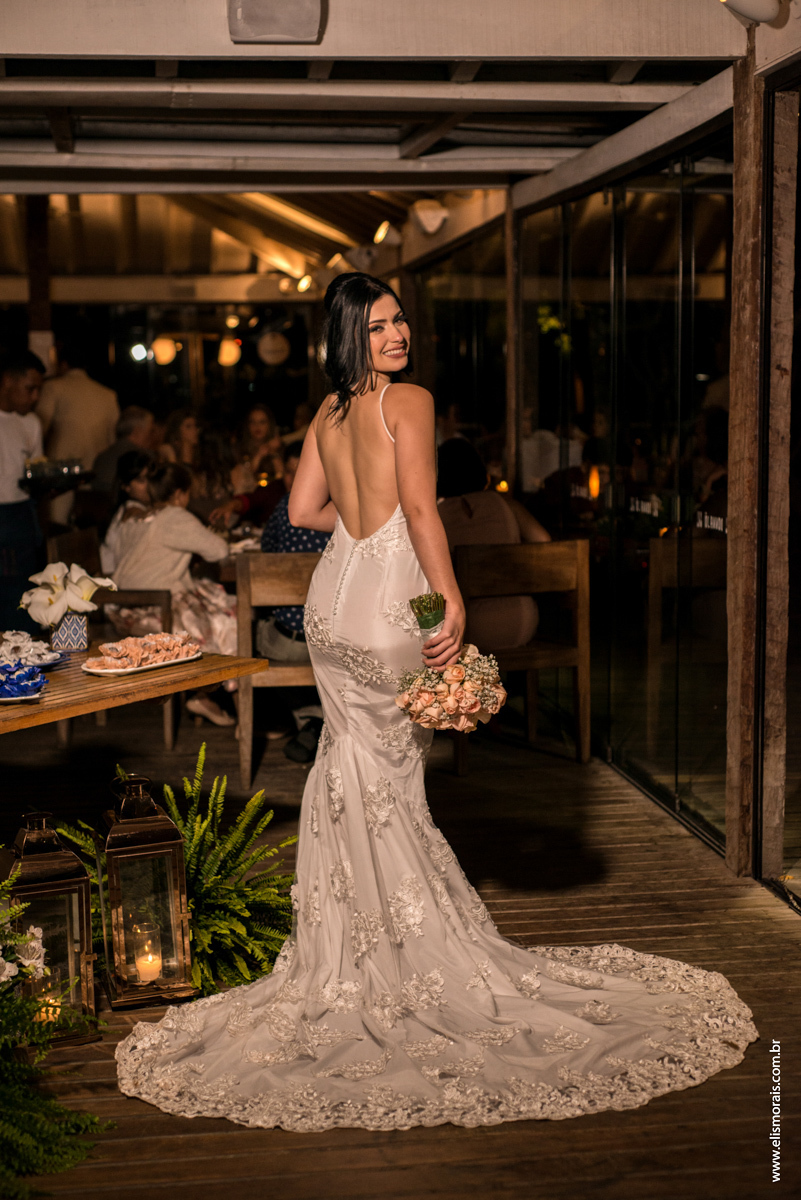 Foto da noiva no casamento no restaurante Dona Jô no Porto da Barra em Búzios