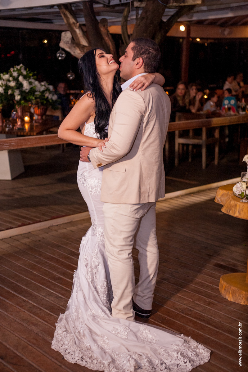 Dança dos noivos  no casamento no restaurante Dona Jô no Porto da Barra em Búzios