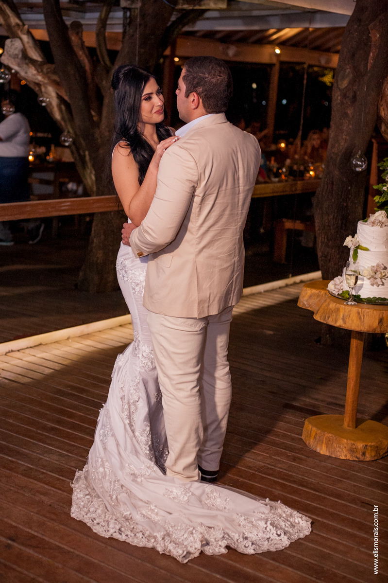 Dança dos noivos  no casamento no restaurante Dona Jô no Porto da Barra em Búzios