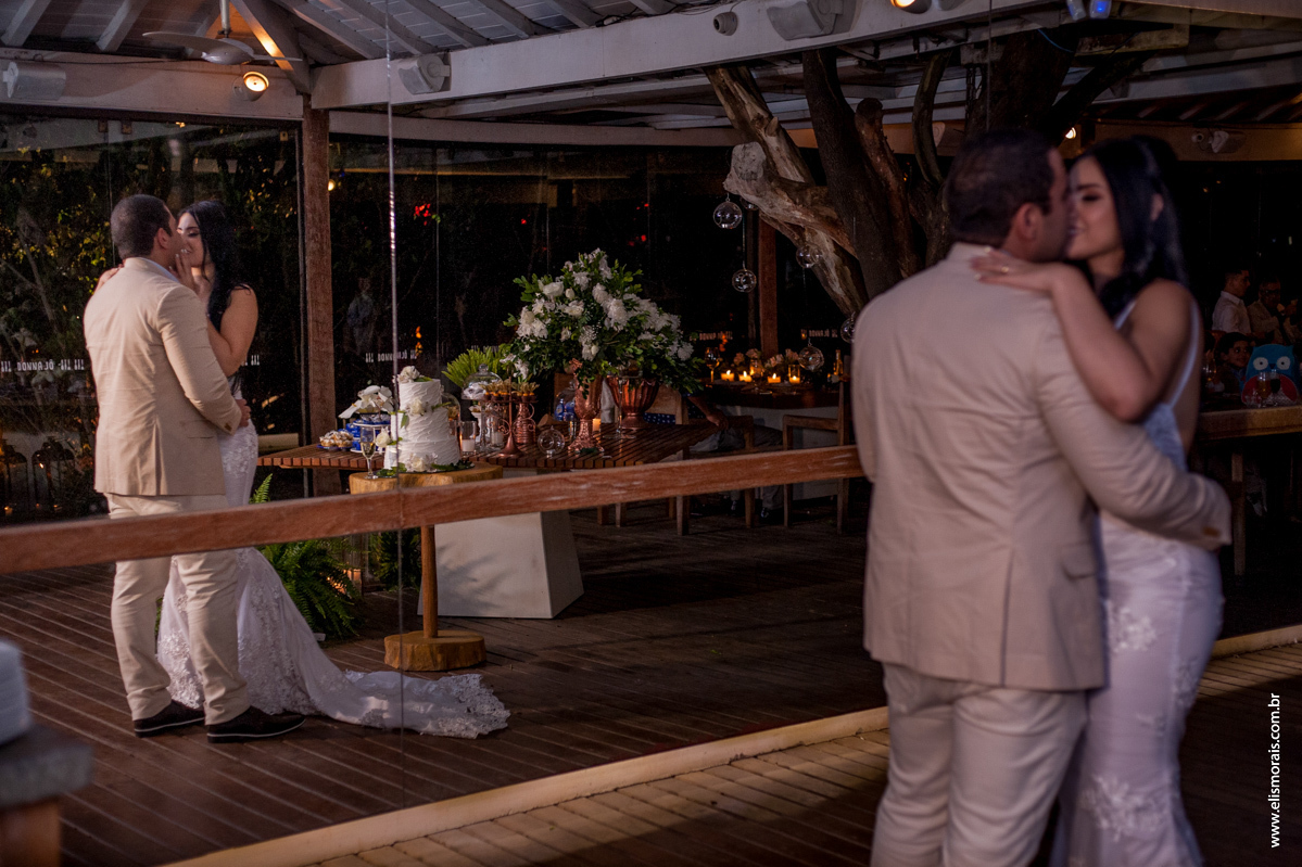 Dança dos noivos  no casamento no restaurante Dona Jô no Porto da Barra em Búzios