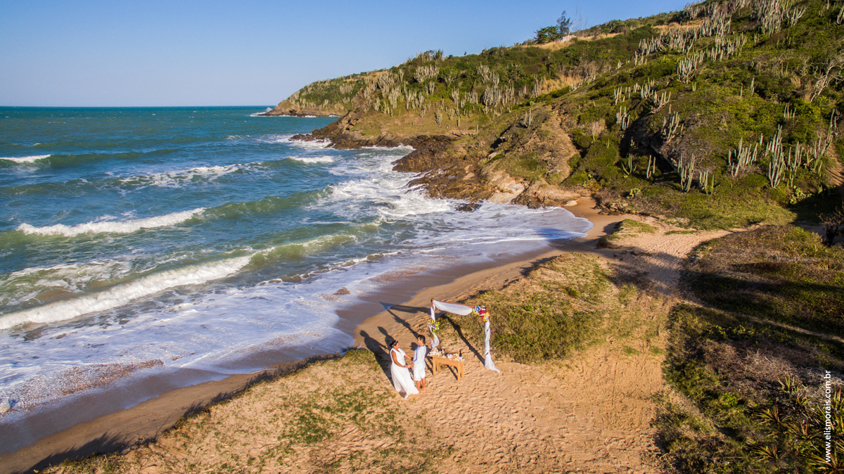 imagem aérea com drone do elopement wedding casamento a dois no Rio de Janeiro em Búzios na Praia de Tucuns