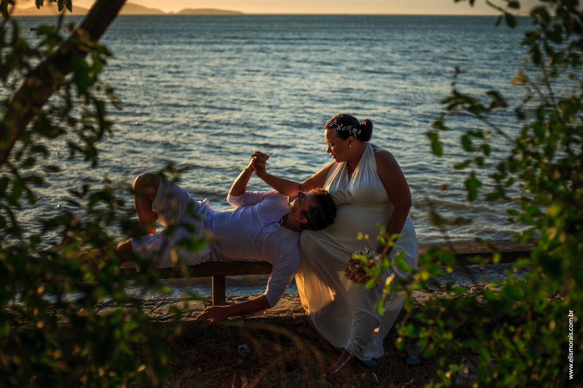 ensaio fotográfico de casal após o elopement wedding, casamento a dois na no Porto da Barra na Praia de Manguinhos ao por do sol em búzios