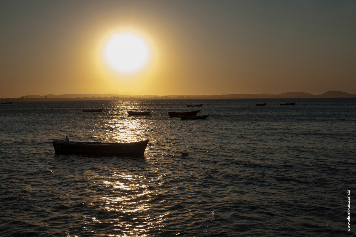 ensaio fotográfico de casal após o elopement wedding, casamento a dois na no Porto da Barra na Praia de Manguinhos ao por do sol em búzios