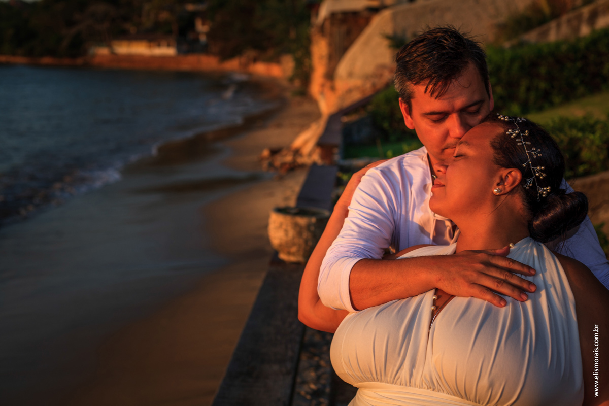 ensaio fotográfico de casal após o elopement wedding, casamento a dois na no Porto da Barra na Praia de Manguinhos ao por do sol em búzios