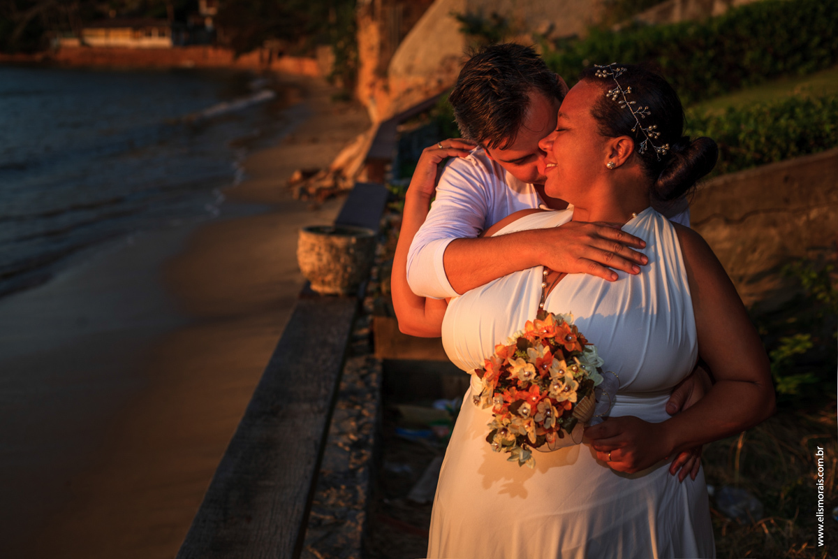 ensaio fotográfico de casal após o elopement wedding, casamento a dois na no Porto da Barra na Praia de Manguinhos ao por do sol em búzios