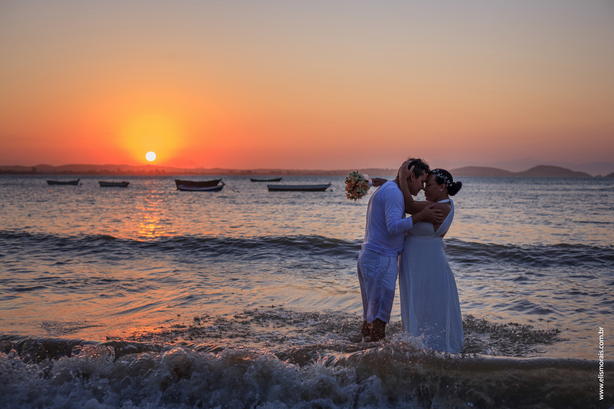 ensaio fotográfico de casal após o elopement wedding, casamento a dois na no Porto da Barra na Praia de Manguinhos ao por do sol em búzios