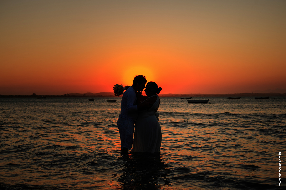 ensaio fotográfico de casal após o elopement wedding, casamento a dois na no Porto da Barra na Praia de Manguinhos ao por do sol em búzios