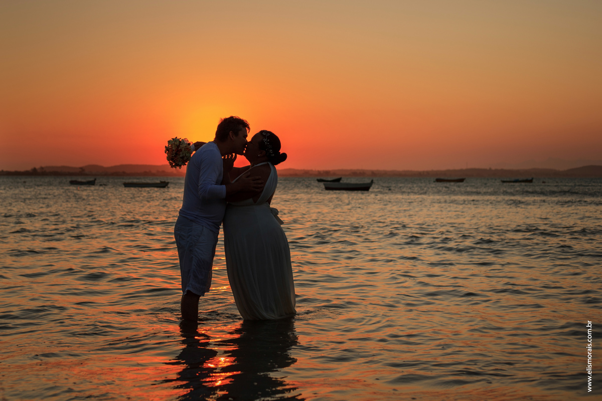ensaio fotográfico de casal após o elopement wedding, casamento a dois na no Porto da Barra na Praia de Manguinhos ao por do sol em búzios