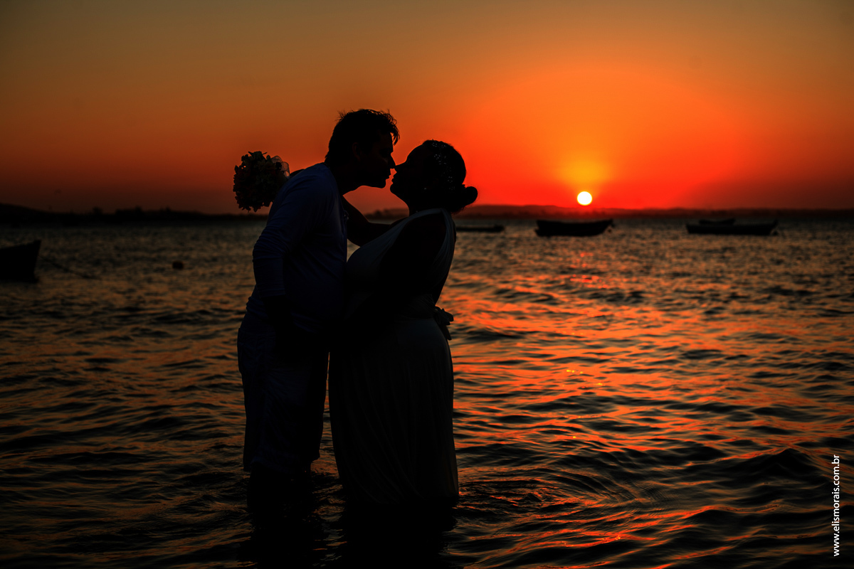 ensaio fotográfico de casal após o elopement wedding, casamento a dois na no Porto da Barra na Praia de Manguinhos ao por do sol em búzios