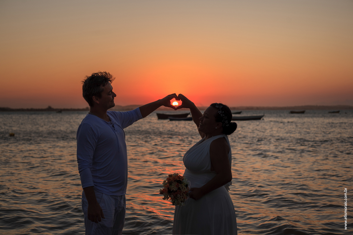 ensaio fotográfico de casal após o elopement wedding, casamento a dois na no Porto da Barra na Praia de Manguinhos ao por do sol em búzios