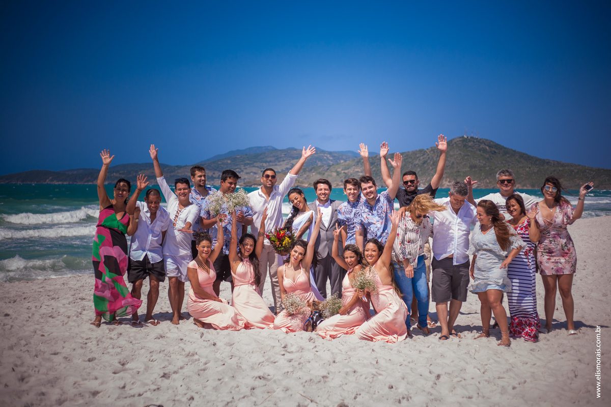 fotos com os convidados na areia, casamento na Praia do Foguete em Cabo Frio - RJ