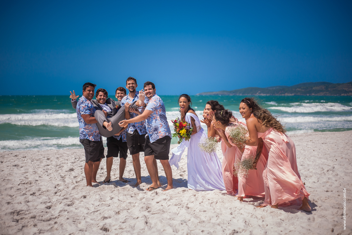fotos com os padrinhos na areia, casamento na Praia do Foguete em Cabo Frio - RJ