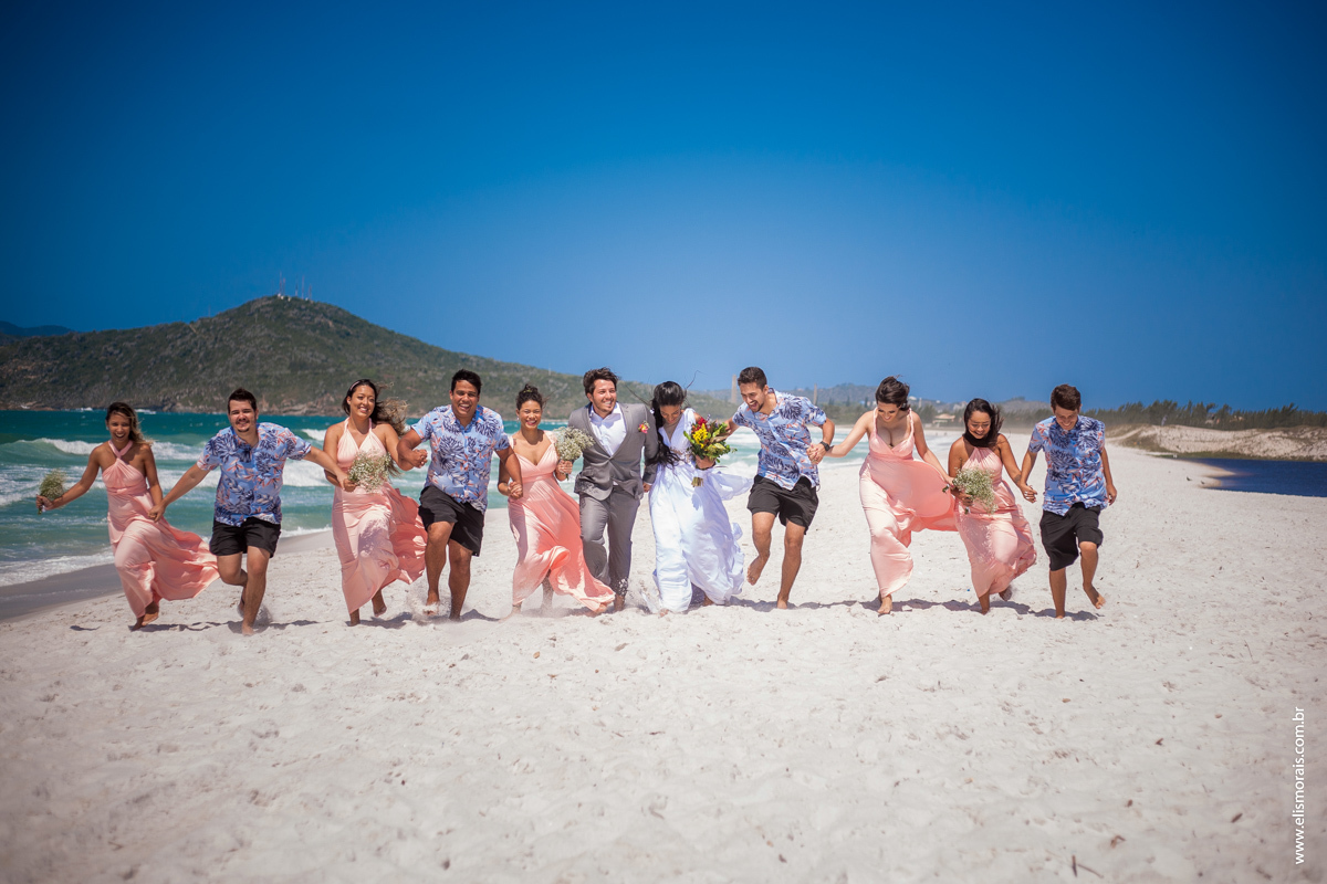 fotos com os padrinhos na areia, casamento na Praia do Foguete em Cabo Frio - RJ