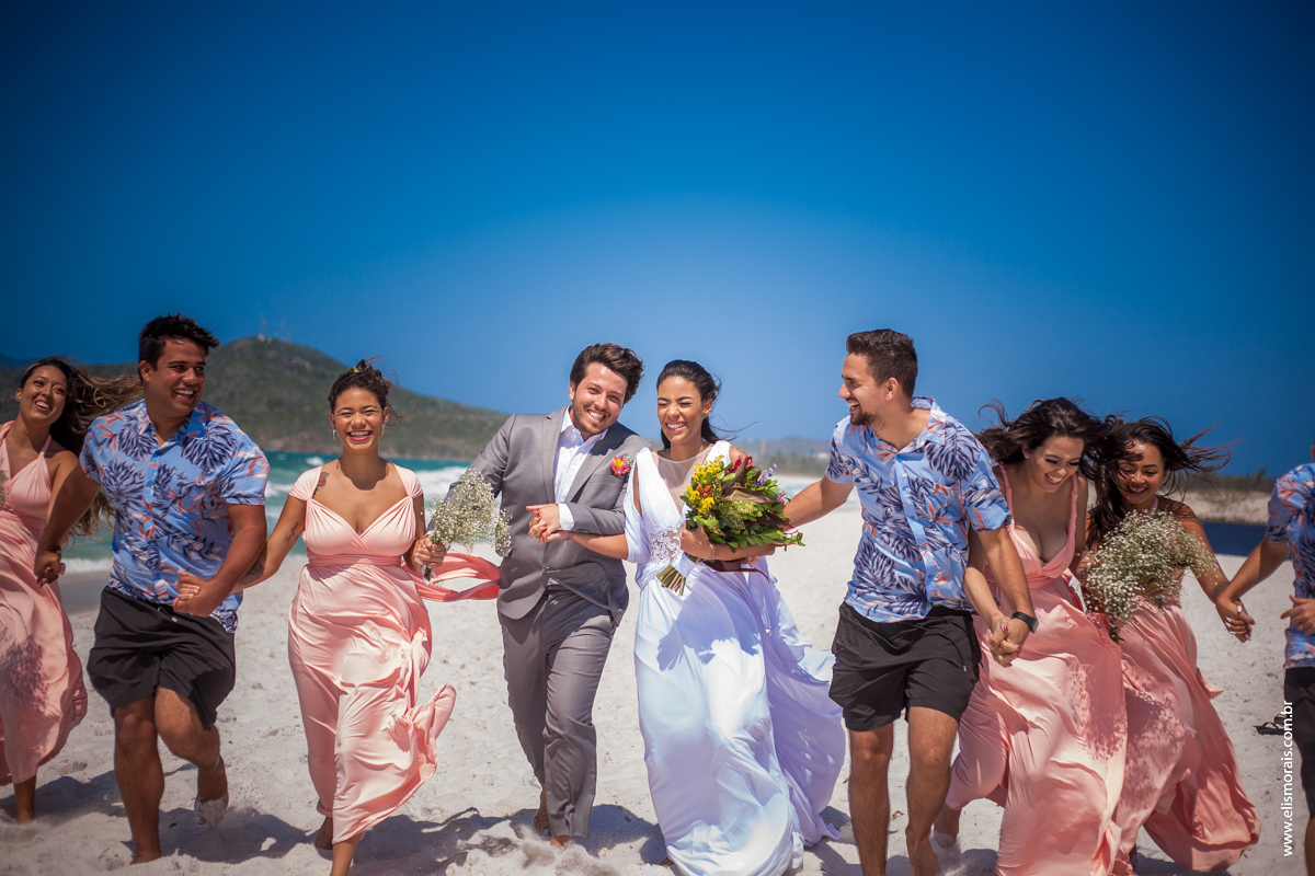fotos com os padrinhos na areia, casamento na Praia do Foguete em Cabo Frio - RJ