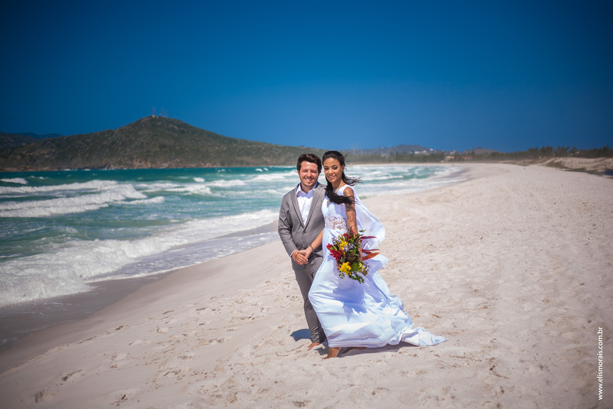 fotos do ensaio fotográfico dos noivos após casamento na Praia do Foguete em Cabo Frio - RJ
