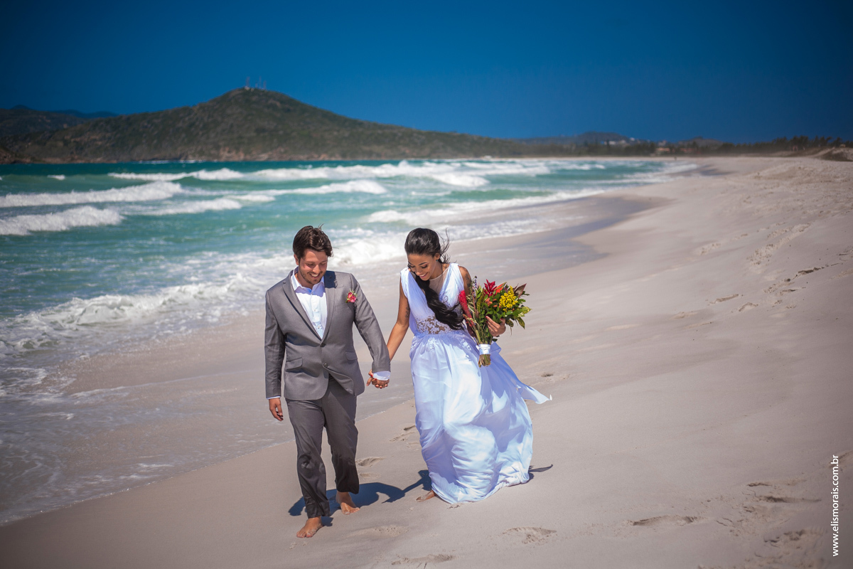 fotos do ensaio fotográfico dos noivos após casamento na Praia do Foguete em Cabo Frio - RJ